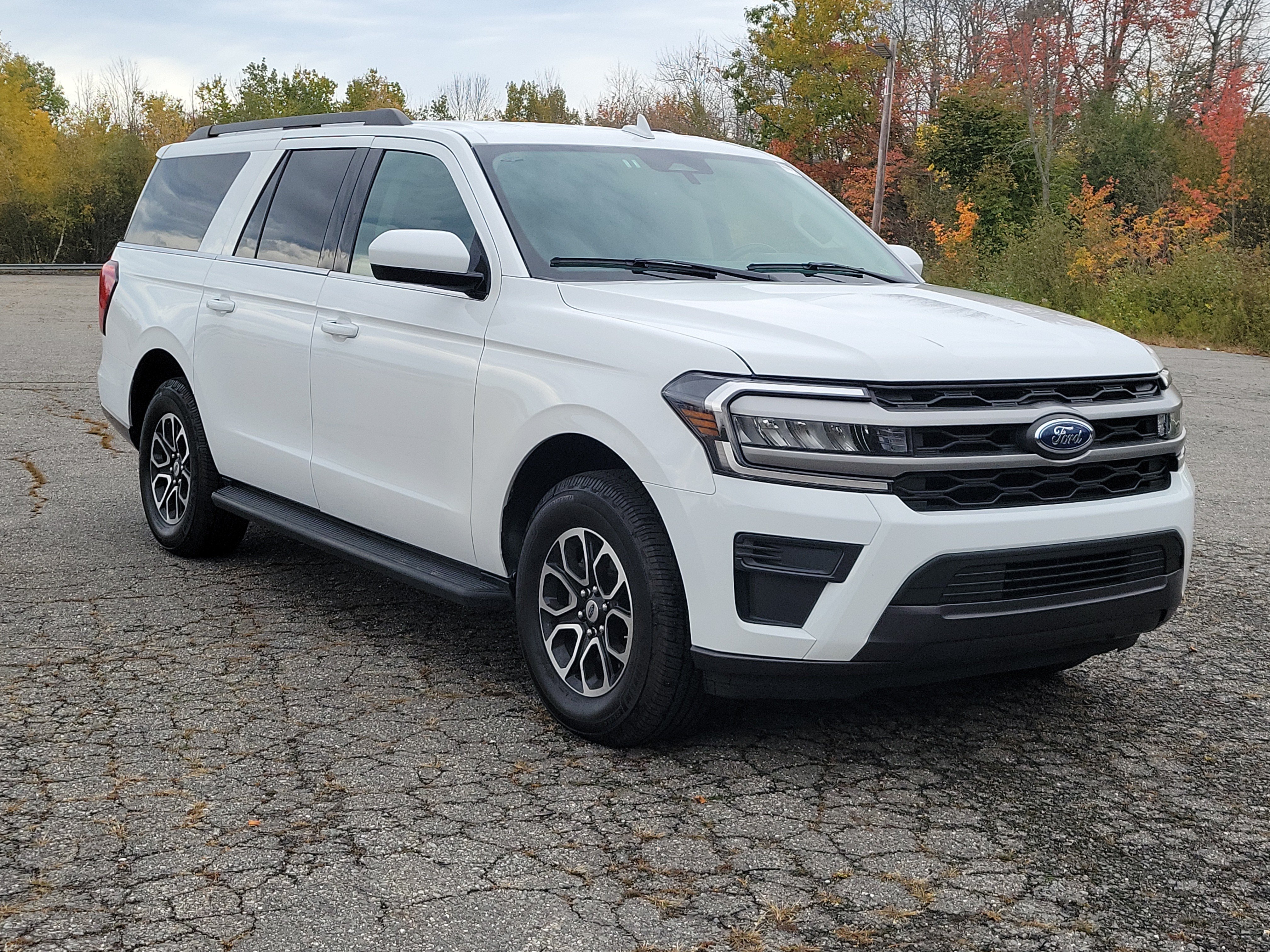 Used 2024 Ford Expedition Max XLT AWD/4WD image 3