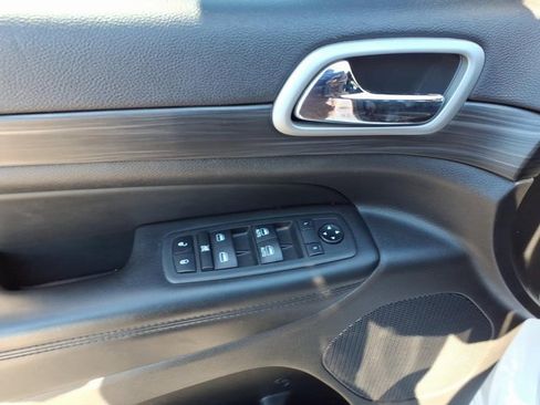 Used 2019 Jeep Grand Cherokee Altitude image 3