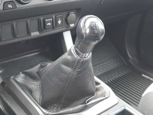 Used 2020 Toyota Tacoma TRD Sport AWD/4WD image 38