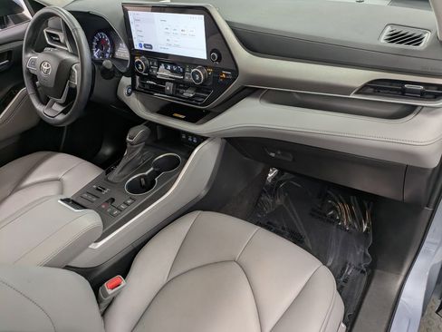Used 2023 Toyota Highlander XLE AWD/4WD image 30