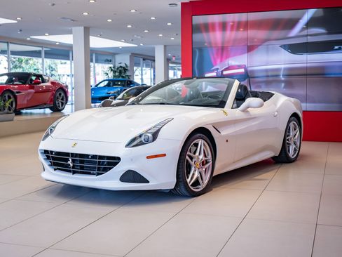 Used 2016 Ferrari California T RWD image 4
