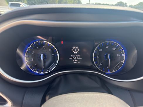 Used 2024 Chrysler Pacifica Touring-L FWD image 19