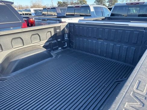 Used 2025 GMC Sierra 1500 SLT image 3