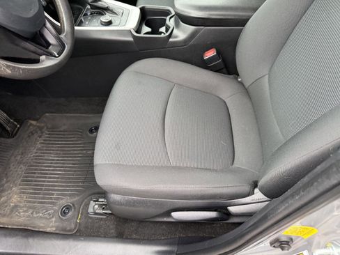 Used 2021 Toyota RAV4 LE AWD/4WD image 10