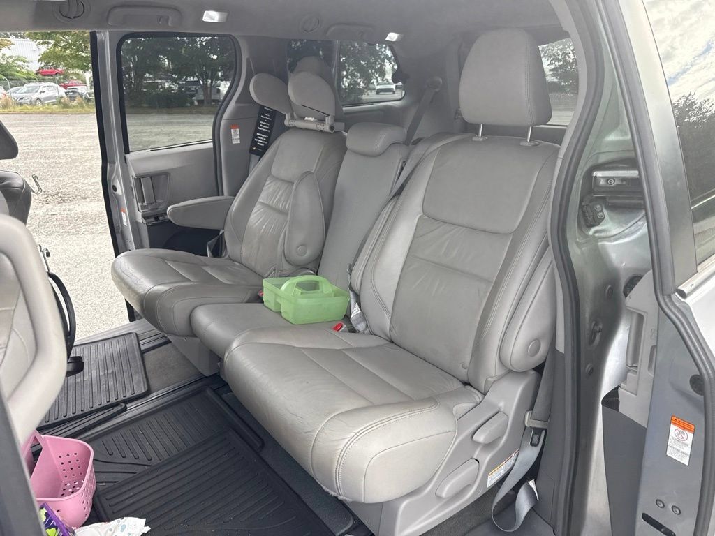 Used 2018 Toyota Sienna XLE Premium FWD image 16