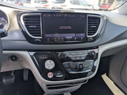 Used 2023 Chrysler Pacifica Touring-L FWD image 15
