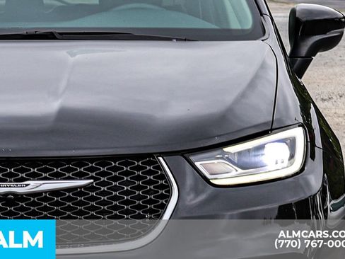 Used 2023 Chrysler Pacifica Touring-L FWD image 14