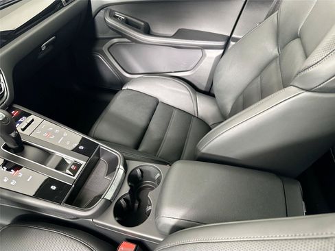Certified 2026 Porsche Macan AWD/4WD image 30