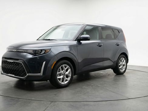 Used 2025 Kia Soul LX w/ LX Technology Package FWD image 3