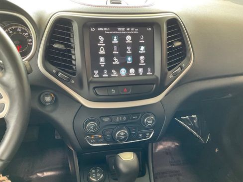 Used 2018 Jeep Cherokee Trailhawk AWD/4WD image 15