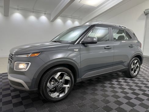 Used 2024 Hyundai Venue SEL image 3