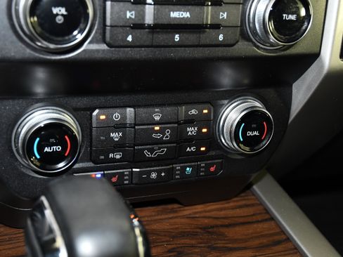 Used 2019 Ford F150 Lariat w/ Equipment Group 502A Luxury AWD/4WD image 36