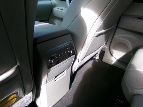 Used 2012 Toyota Highlander SE image 9