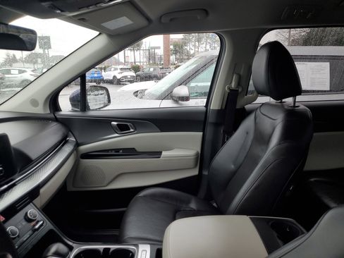 Used 2022 Kia Carnival LX image 17