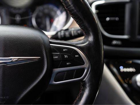 Used 2019 Chrysler Pacifica Touring-L FWD image 12