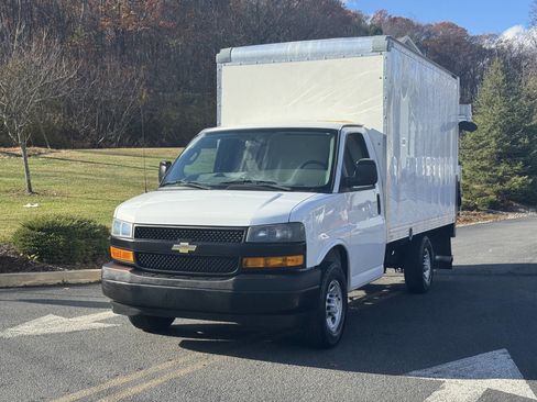 Used 2018 Chevrolet Express 3500 image 4