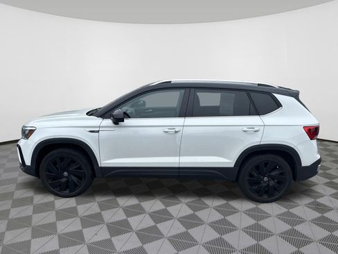 Used 2024 Volkswagen Taos SE w/ Panoramic Sunroof Package AWD/4WD image 4