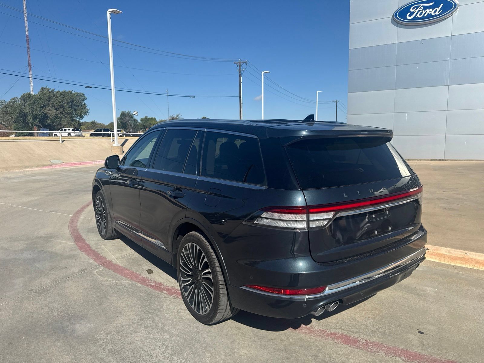 Used 2023 Lincoln Aviator Black Label w/ Class IV Trailer Tow Package AWD/4WD image 7