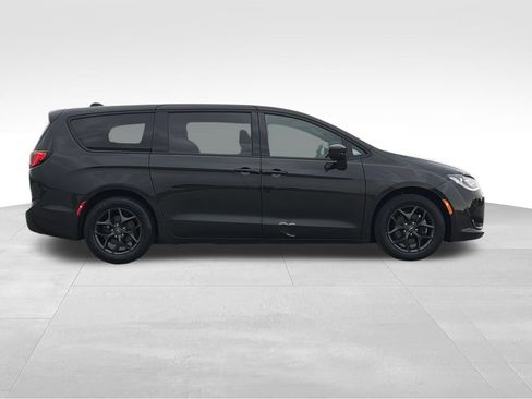 Used 2019 Chrysler Pacifica Touring Plus w/ S Appearance Package FWD image 21