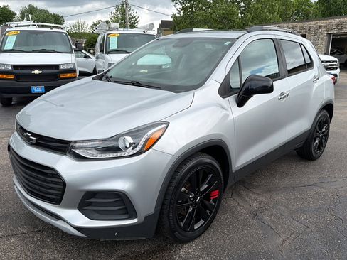 Used 2019 Chevrolet Trax LT w/ Sun & Sound Package FWD image 3