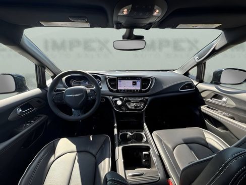 Used 2024 Chrysler Pacifica Premium FWD image 13