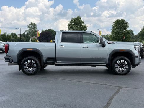 Used 2025 GMC Sierra 3500 Denali w/ Technology Package AWD/4WD image 9