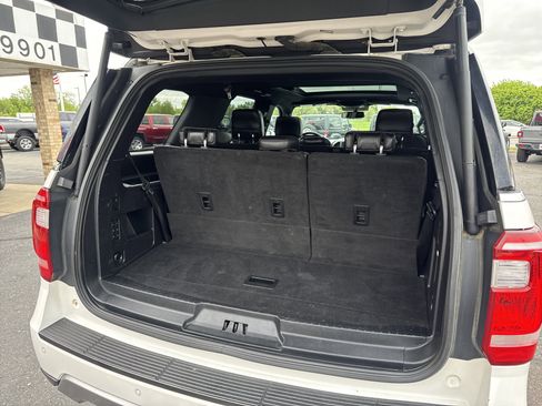Used 2018 Ford Expedition XLT w/ Equipment Group 202A AWD/4WD image 31
