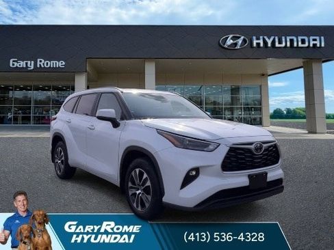 Used 2023 Toyota Highlander XLE AWD/4WD image 2