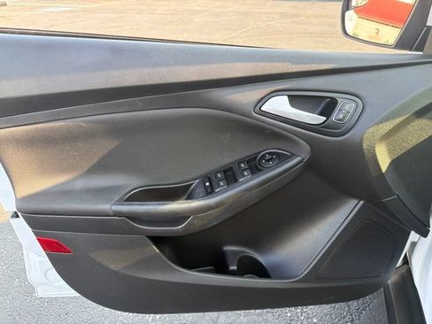 Used 2018 Ford Focus SE w/ Cold Weather Package FWD image 11