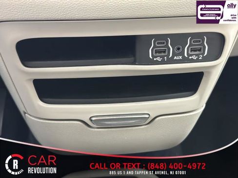 Used 2021 Chrysler Pacifica Touring-L FWD image 43