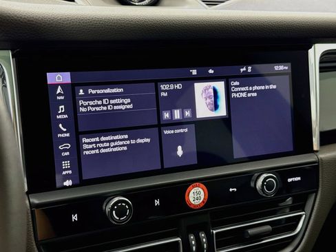 Certified 2025 Porsche Macan AWD/4WD image 18