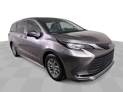 Used 2022 Toyota Sienna XLE image 38