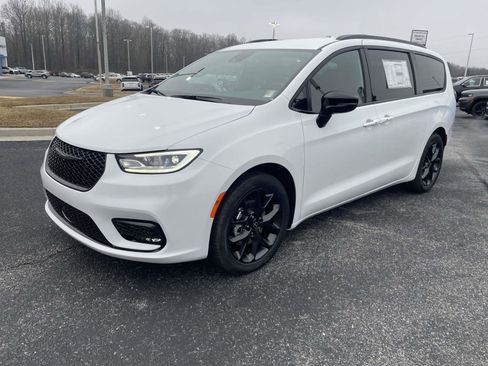 New 2026 Chrysler Pacifica Select w/ S Appearance Package image 10