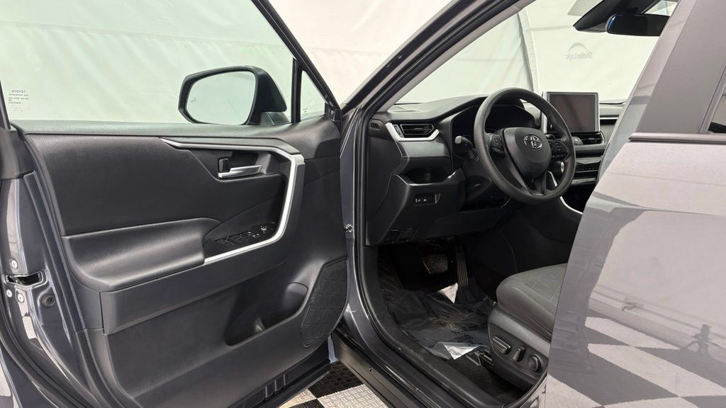 Used 2024 Toyota RAV4 XLE FWD image 30