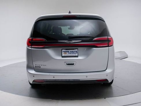 Used 2024 Chrysler Pacifica Touring-L image 5