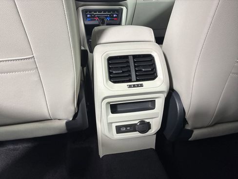 Used 2022 Volkswagen Tiguan SE image 17