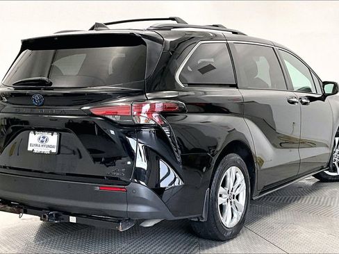 Used 2022 Toyota Sienna XLE Woodland Edition AWD/4WD image 2