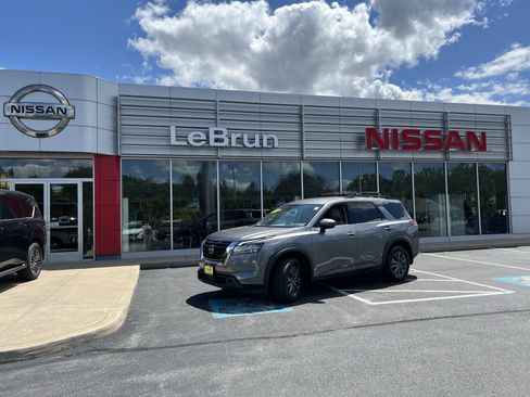 Used 2022 Nissan Pathfinder SV image 1