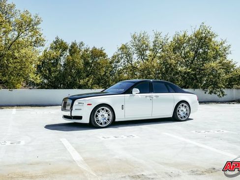 Used 2017 Rolls-Royce Ghost RWD image 50