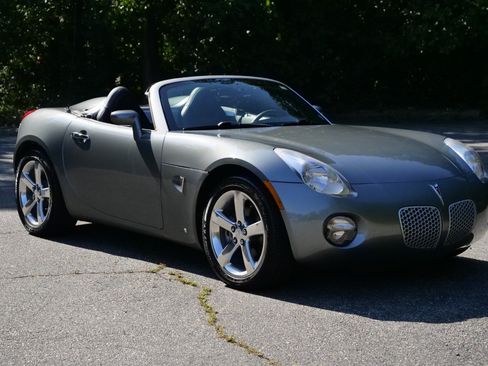 Used 2007 Pontiac Solstice Convertible w/ Premium Package RWD image 4