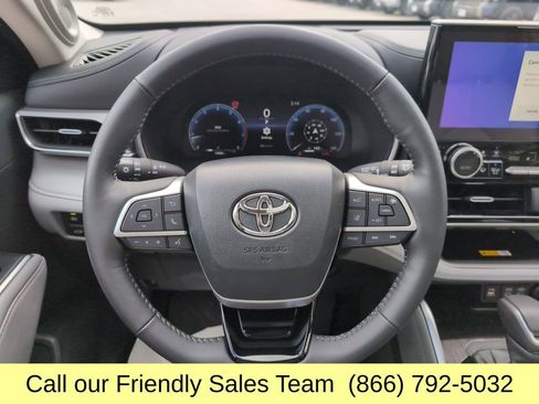 Used 2024 Toyota Highlander Platinum image 17