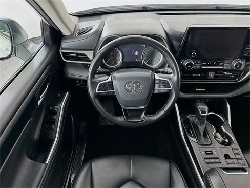 Used 2023 Toyota Highlander XLE image 3