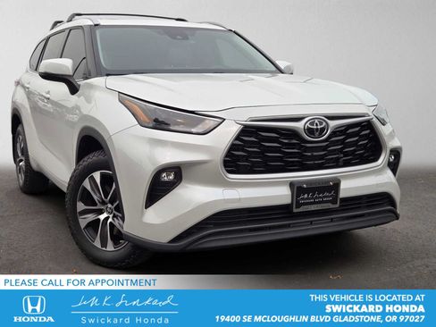 Used 2022 Toyota Highlander XLE AWD/4WD image 1