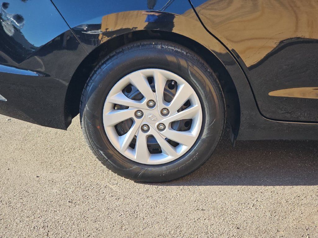 Used 2019 Hyundai Elantra SE FWD image 36
