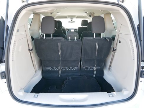 Used 2022 Chrysler Voyager LX image 18