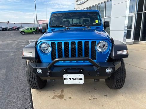 Used 2023 Jeep Gladiator Sport image 9