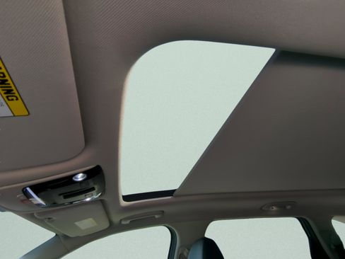 Certified 2024 Kia Sorento S w/ Panoramic Sunroof Package image 19