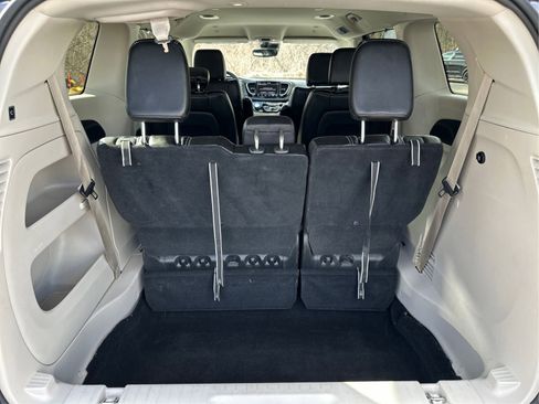 Used 2023 Chrysler Pacifica Touring-L FWD image 12