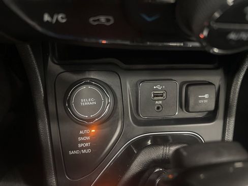 Used 2019 Jeep Cherokee Limited AWD/4WD image 12
