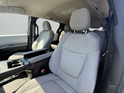 Used 2025 Toyota Sienna LE FWD image 10